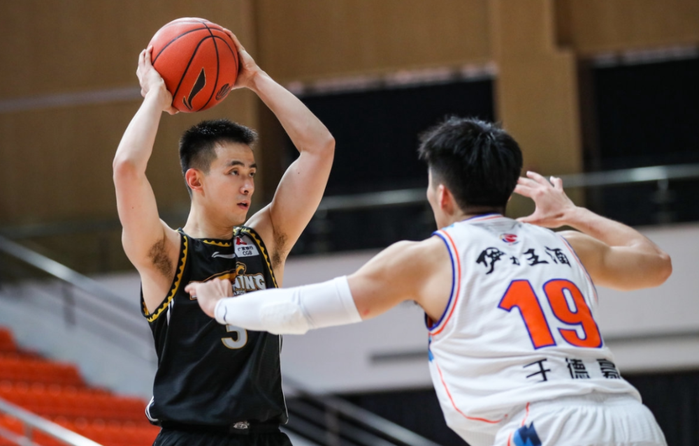 国际比赛日圣安东尼奥马刺调整名单以备CBA季后赛；迎来里程碑环节打磨；管理层满意；训练强度明显提升的简单介绍