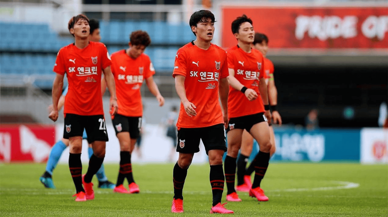 赛地聚焦——CBA常规赛国际比赛日热度飙升，阿贾克斯战术微调，更衣室稳定，心理建设被强调的简单介绍